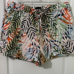 Tahari Multicolor Tropical Print Line. Women Shorts Size XL